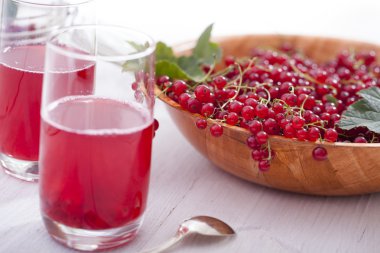 Bir kase ekstralar ile sağlıklı kırmızı kuş üzümü