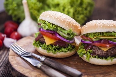 Bir ahşap tahta Aromatik baharatlar ile sığır eti burgers