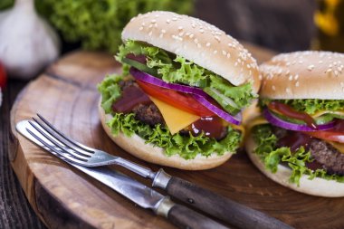 Bir ahşap tahta Aromatik baharatlar ile sığır eti burgers