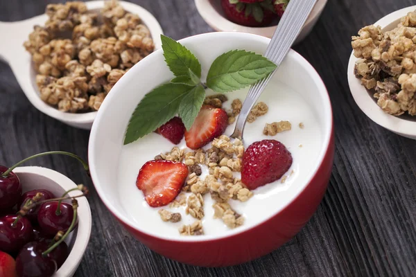 Excellent breakfast. Breakfast cereal with yoghurt and strawberr — Stock Photo, Image