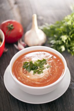 Ahşap bir masa üzerinde Aromatik baharatlar ile lezzetli domates çorbası.