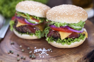 Bir ahşap tahta Aromatik baharatlar ile sığır eti burgers