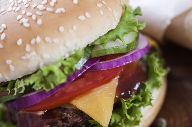 Bir ahşap tahta Aromatik baharatlar ile sığır eti burgers