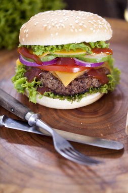 Bir ahşap tahta Aromatik baharatlar ile sığır eti burgers