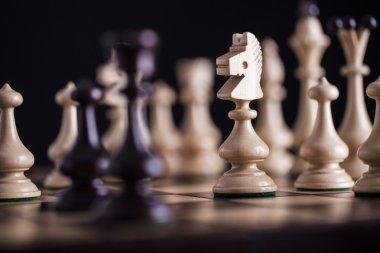 Satranç. Beyaz vs siyah piyonlar