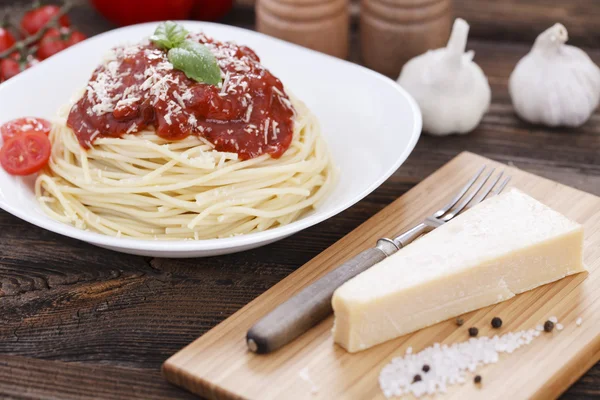 Warm, delicious spaghetti with sauce and basil. — Stock Photo, Image