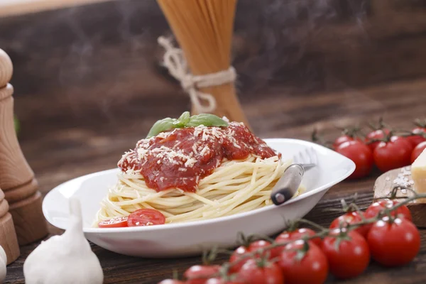 Warme, köstliche Spaghetti mit Sauce und Basilikum. — Stockfoto