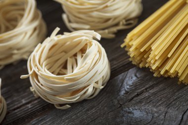 Pişmemiş makarna ve addons ahşap masa üzerinde bir dizi