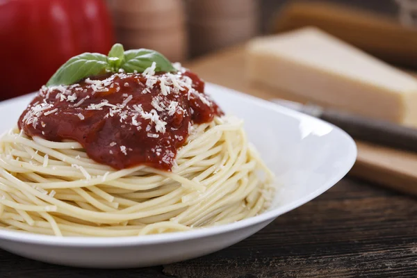 Warm, delicious spaghetti with sauce and basil. — Stock Photo, Image