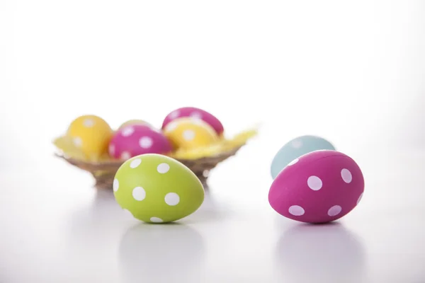Huevos de Pascua sobre fondo blanco —  Fotos de Stock