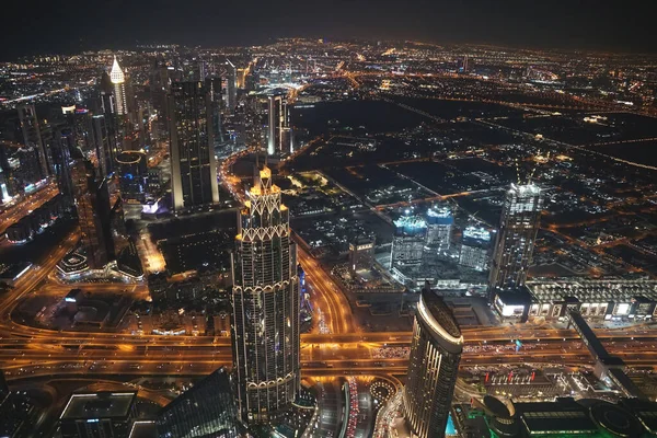 Gece Dubai 'nin hava manzarası.