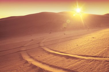 Çöl ufkunda gün batımı