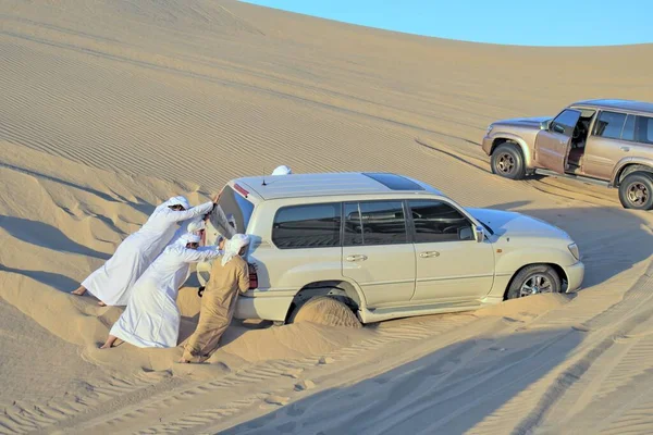 Emirados Árabes Unidos Dubai Dezembro 2019 Homens Árabes Empurrando Carro — Fotografia de Stock