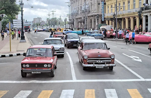 Havana Cuba Ιανουαρίου 2018 Κυκλοφορία Στο Κέντρο Της Πόλης — Φωτογραφία Αρχείου