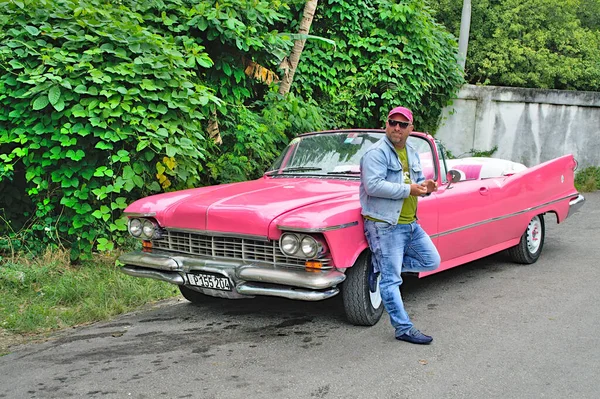 Finca Vigia Cuba Ocak 2018 Klasik Bir Arabada Turist Bekleyen — Stok fotoğraf