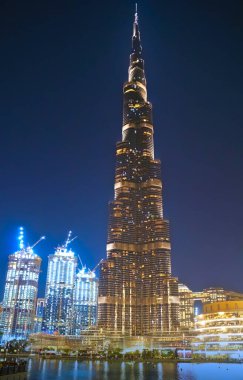 Şehir merkezinde gece ve Dubai 'de Burj Khalifa gökdeleninde.