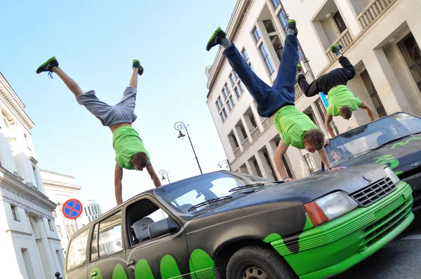 Handstand τέχνασμα στην κορυφή του αυτοκινήτου. — Φωτογραφία Αρχείου