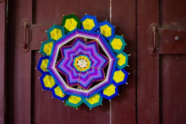 Tayland 'daki Budist festivallerinde binaları süslemek için mobil ürünler tasarlamak için çok renkli iplikler yaratmak.