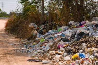 Çöp dağları, büyük çöp yığınları, çözülemeyen plastik atıklar, kentsel ve endüstriyel alanlardaki kirlilik
