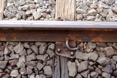 Geleneksel dizel lokomotiflerin çivileri ve çelik rayları