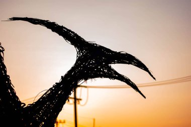 Büyük plastik atık yığınları, plastik atık dağları ve kentsel ve endüstriyel bölgelerden gelen biyolojik olarak çözülemeyen kumaş artıkları..