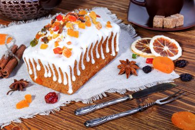 Şekerlenmiş meyve ile ev yapımı peynir pasta 