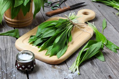 Ramson veya bir kesme tahtası üzerinde yabani sarımsak 