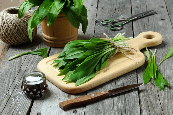 Ramson veya bir kesme tahtası üzerinde yabani sarımsak — Stok fotoğraf