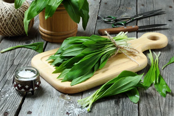 Ramson 또는 커팅 보드에 야생 마늘 — 스톡 사진