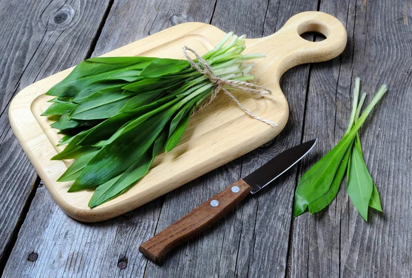 Ramson veya bir kesme tahtası üzerinde yabani sarımsak — Stok fotoğraf