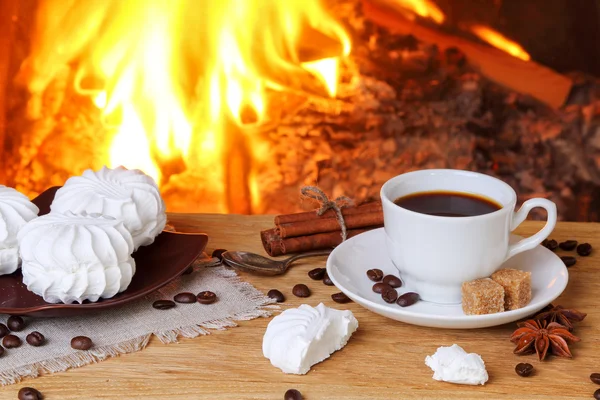 香料和燃烧的背景上的棉花糖的咖啡 — 图库照片