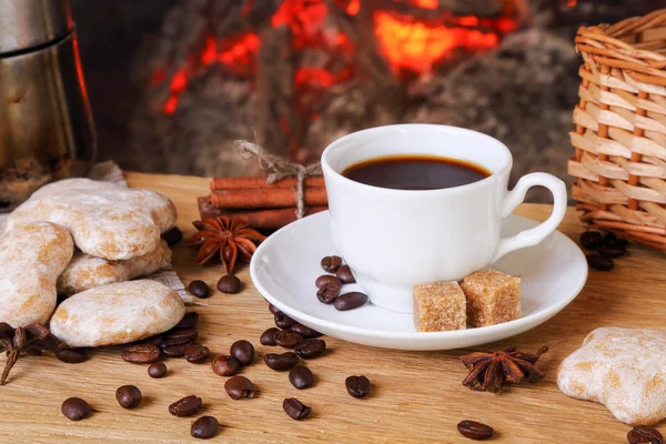 Kopp kaffe och kryddor i bakgrunden av en brinnande Tafona — Stockfoto