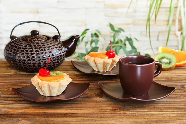 Tartlets with fruits and tea — Stock Photo, Image
