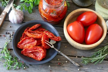 Güneş kurutulmuş domates