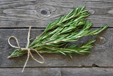 Biberiye demeti gri eski ahşap tablo