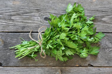 Maydanoz demeti gri eski ahşap tablo