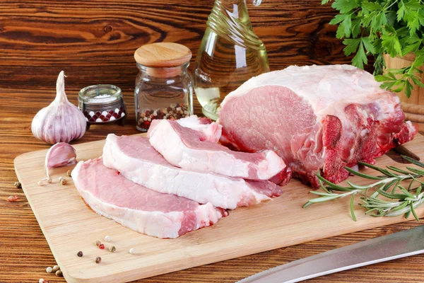 Raw pork fillet on a cutting board — Stock Photo, Image