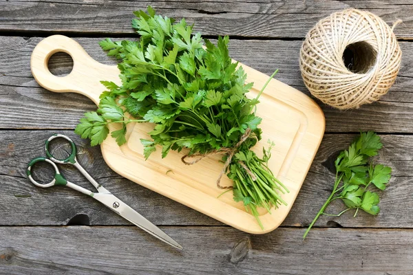 Perejil en la tabla de cortar — Foto de Stock