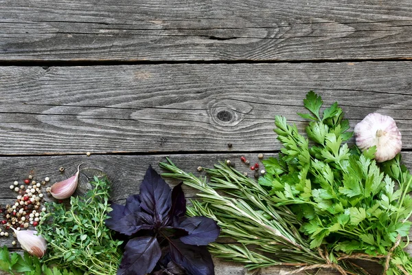 Ervas e especiarias em um velho fundo cinza de madeira — Fotografia de Stock