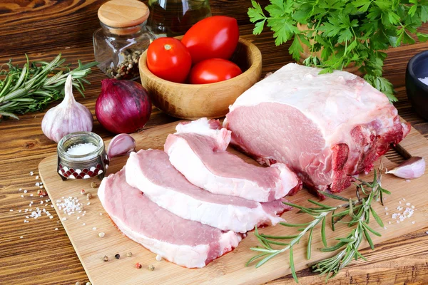 切菜板上的生猪肉片 — 图库照片