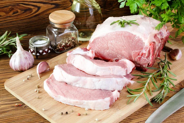 Raw pork fillet on a cutting board — Stock Photo, Image