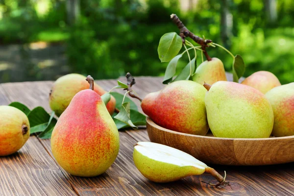 Ripe pears on a table in the garden — Stock Photo, Image