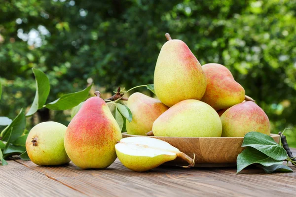 Ripe pears on a table in the garden — Stock Photo, Image