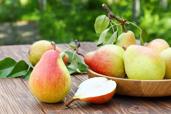 Ripe pears on a table in the garden — Stock Photo, Image