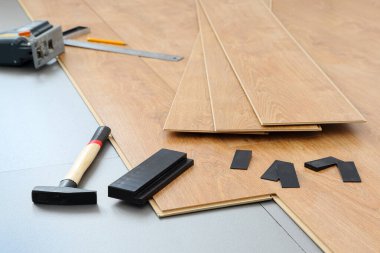 Gri tabanlı tahtayı ve kurulumu için gerekli donanımları klavye ile kapla 