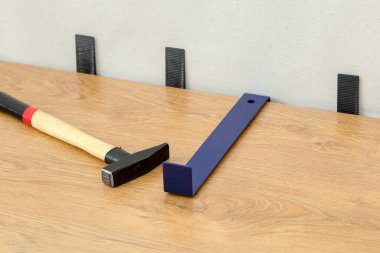 Gri tabanlı tahtayı ve kurulumu için gerekli donanımları klavye ile kapla 
