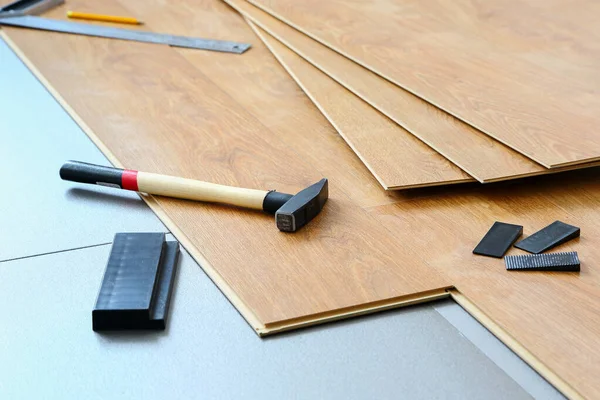 Gri tabanlı tahtayı ve kurulumu için gerekli donanımları klavye ile kapla 