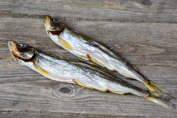 Soltorkad Havsfisk Luktade Ett Grått Träbord Närbild — Stockfoto