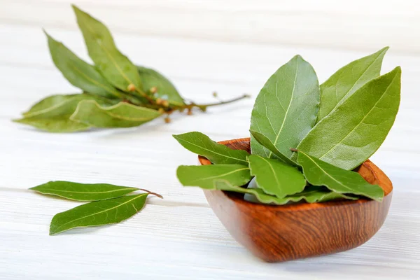 Laurel Laurel Dulce Tazón Madera Sobre Una Mesa Blanca —  Fotos de Stock