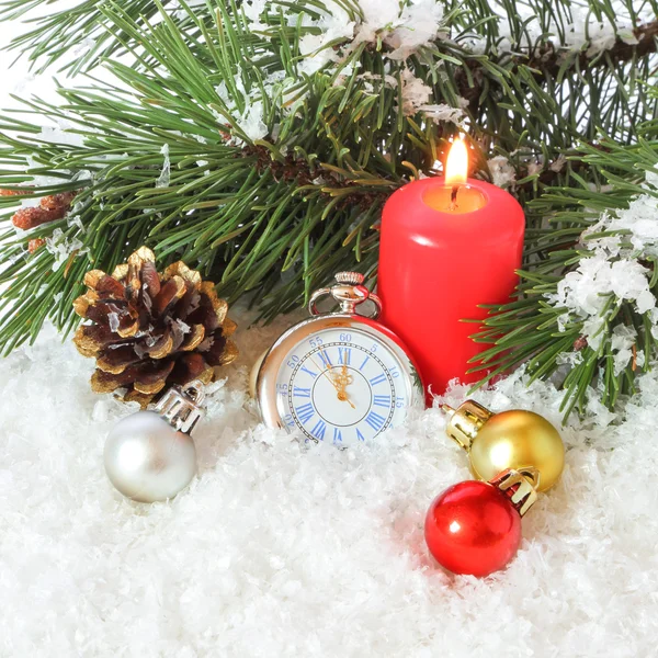 Disposizione natalizia con orologi da tasca e una candela accesa — Foto Stock